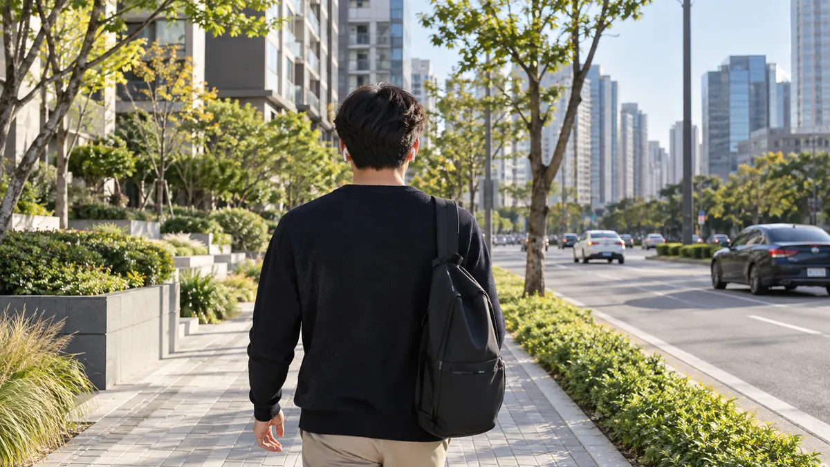 산책로를 걷는 사람의 뒷모습